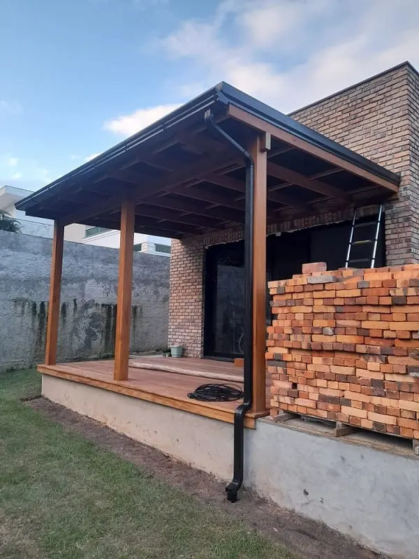 Calha preta em pergola com escoamento