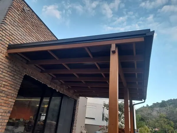 Calha preta em casa moderna angular