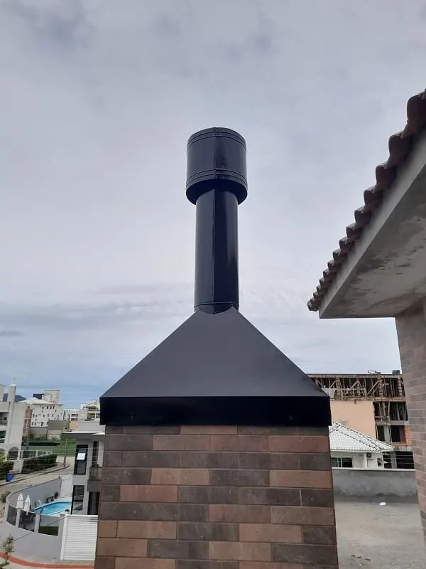 Chaminé preta vista de cima com cidade ao fundo