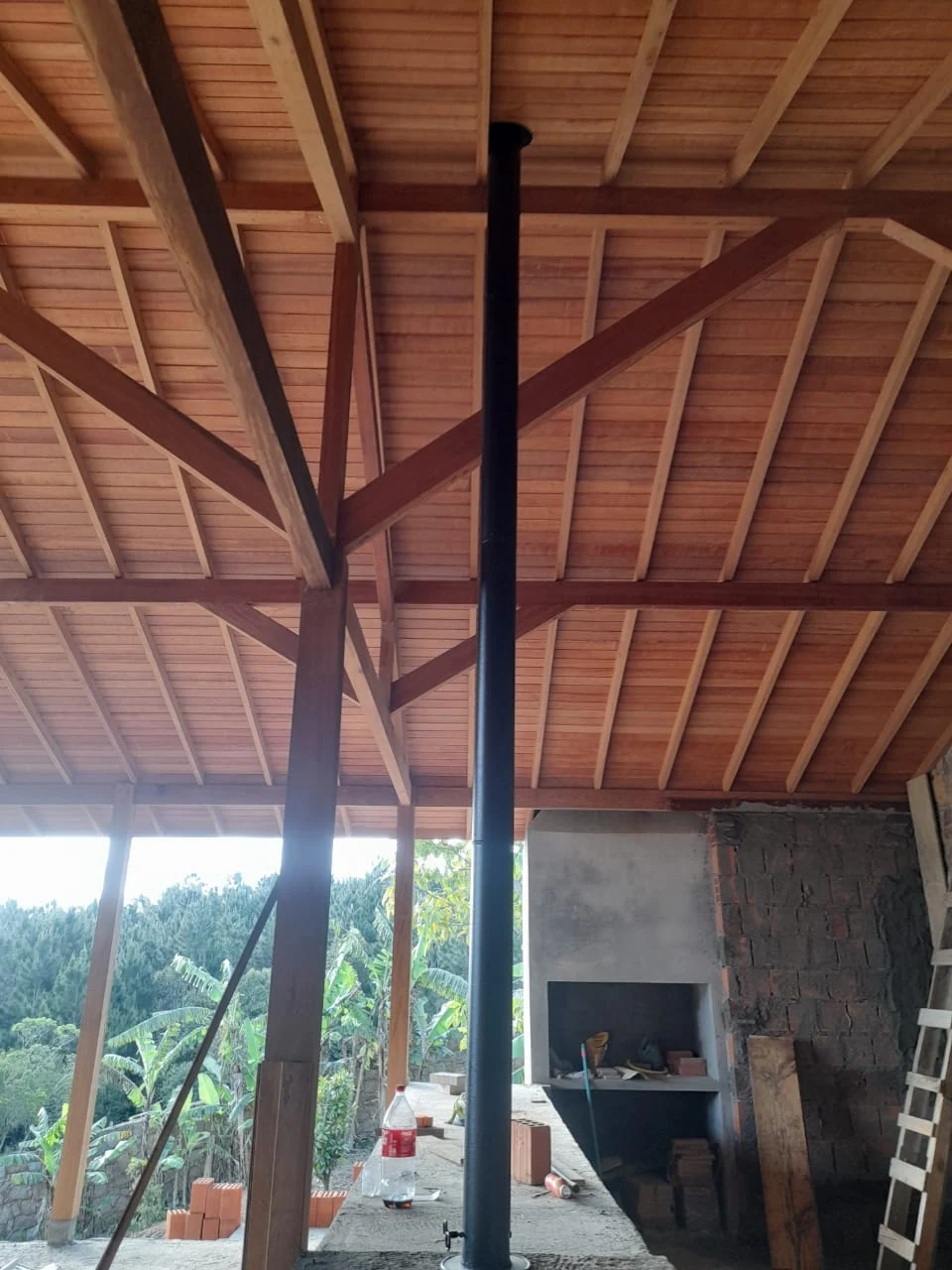 Tubo de chaminé passando por teto de madeira