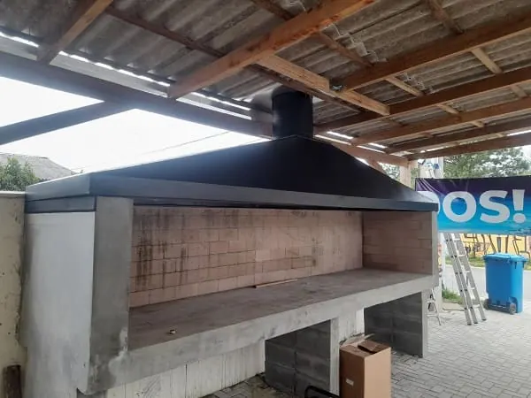 Coifa preta sobre churrasqueira externa