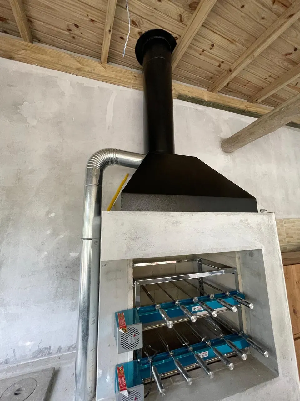 Coifa com sistema de churrasco rotativo