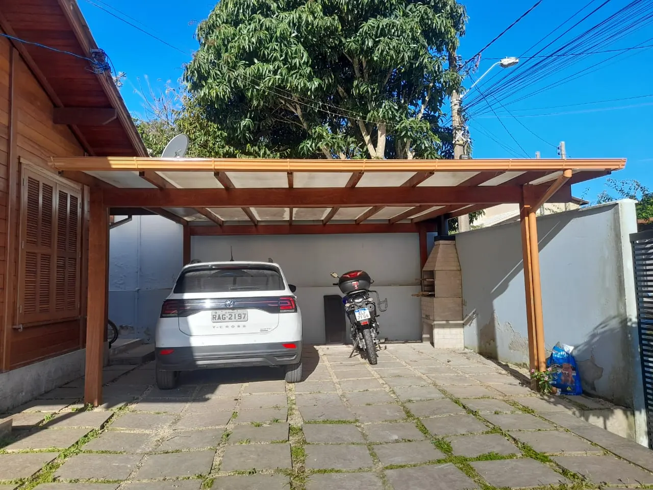 Garagem coberta com policarbonato translúcido